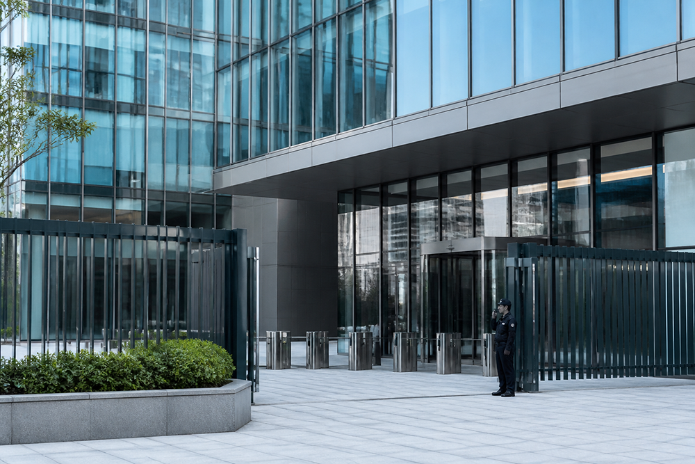 Two-Way Radio Signal Dead Zones: Solutions for Large Sites